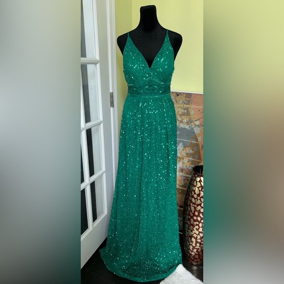 Chaudry Dresses & Skirts - Gorgeous Evening Dress- Beautiful Emerald Green. Great For A Formal Christmas!